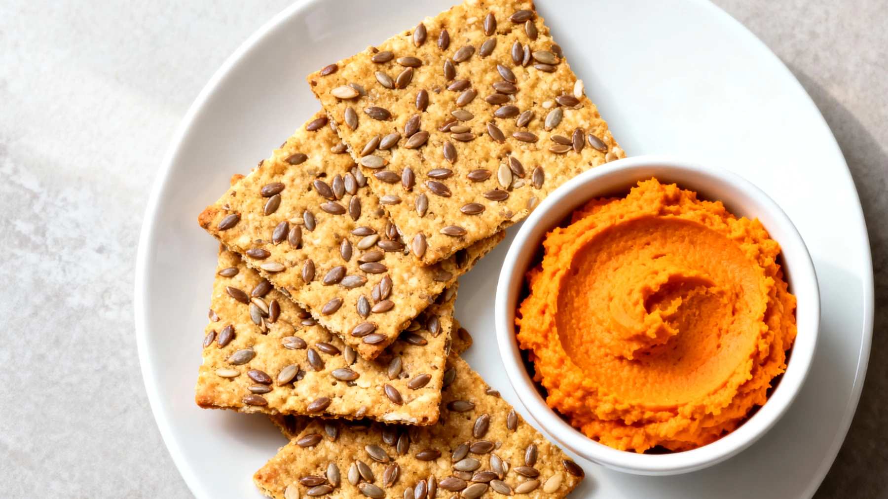Cracker di semi di lino con hummus di carote"