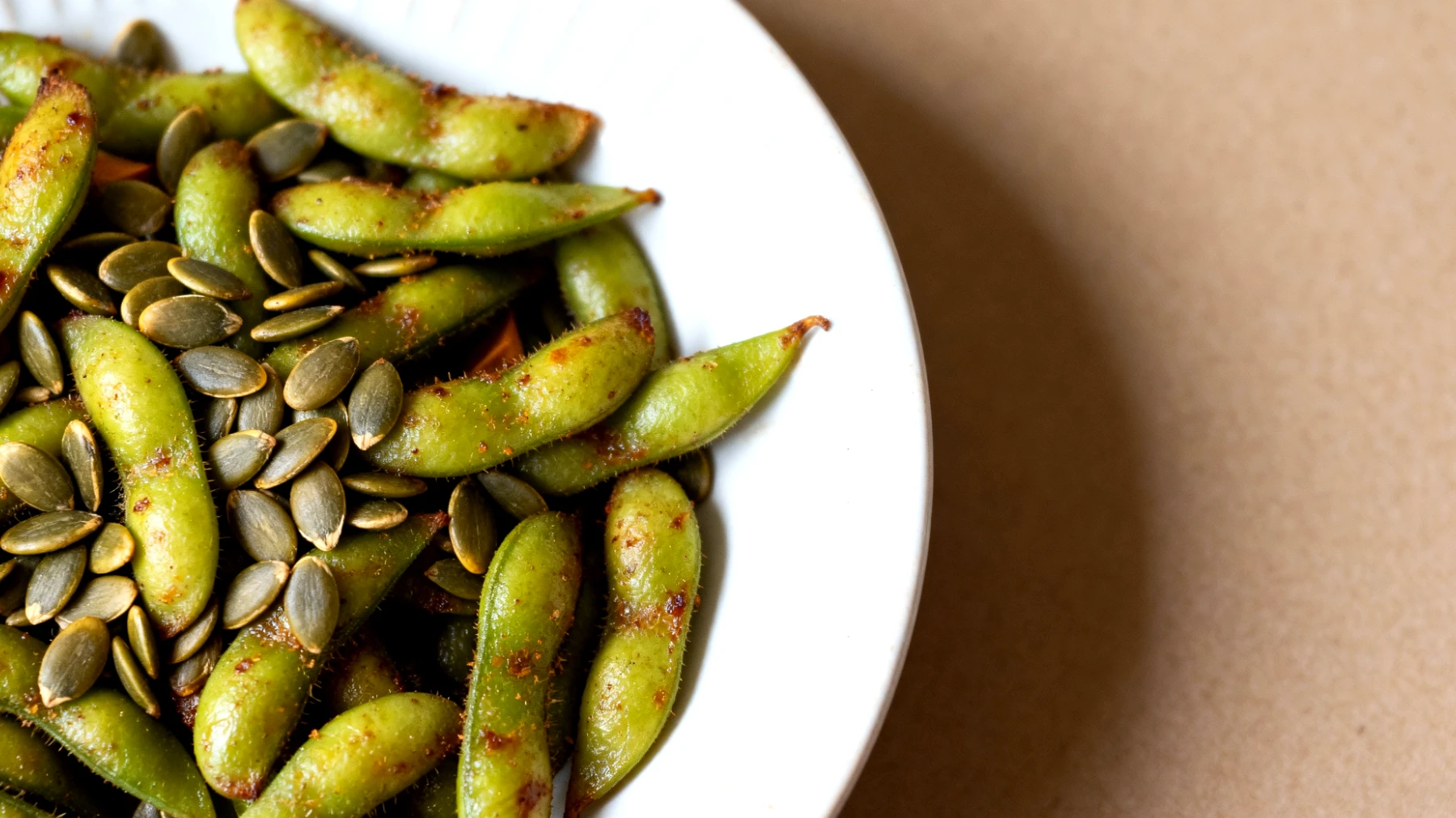 Edamame tostati con semi di zucca"