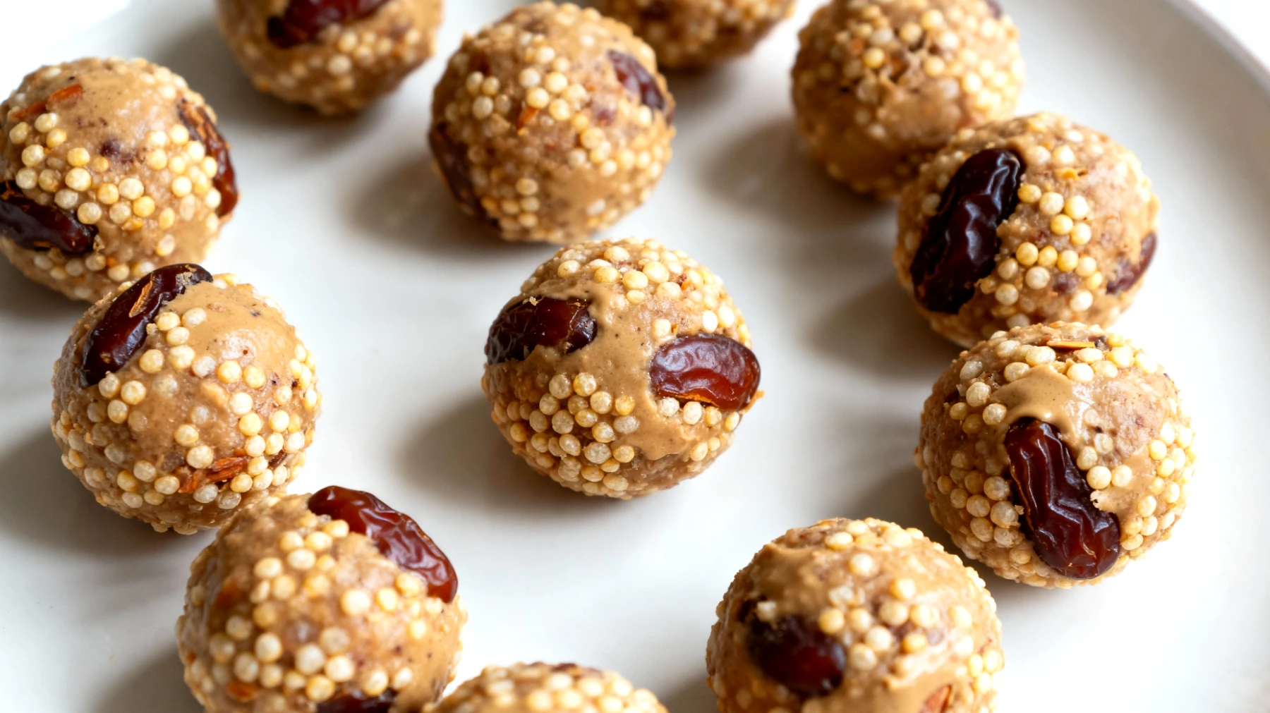 Energy balls al miglio soffiato, tahini e datteri"