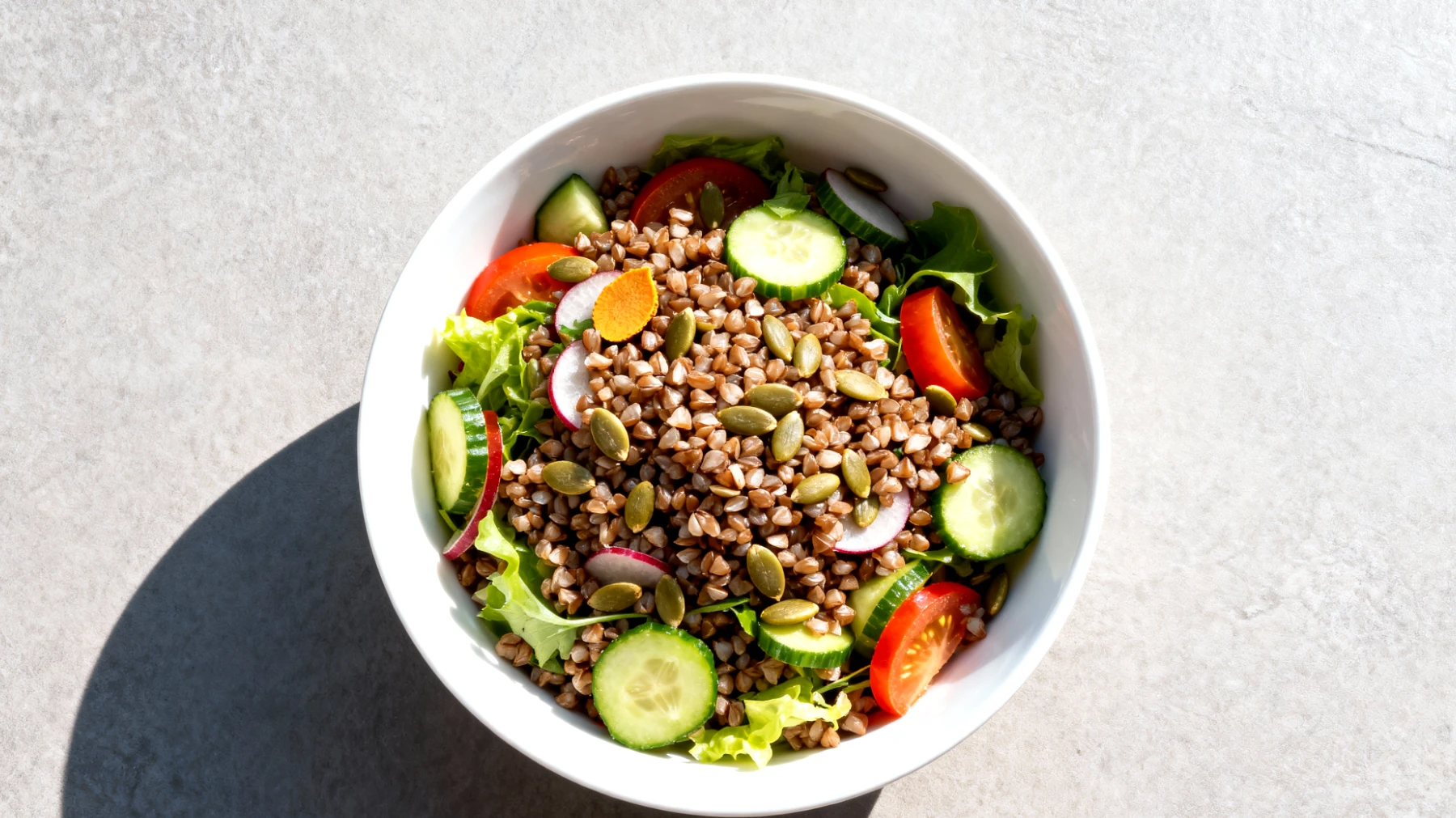 Insalata di grano saraceno con verdure crude e semi di zucca"