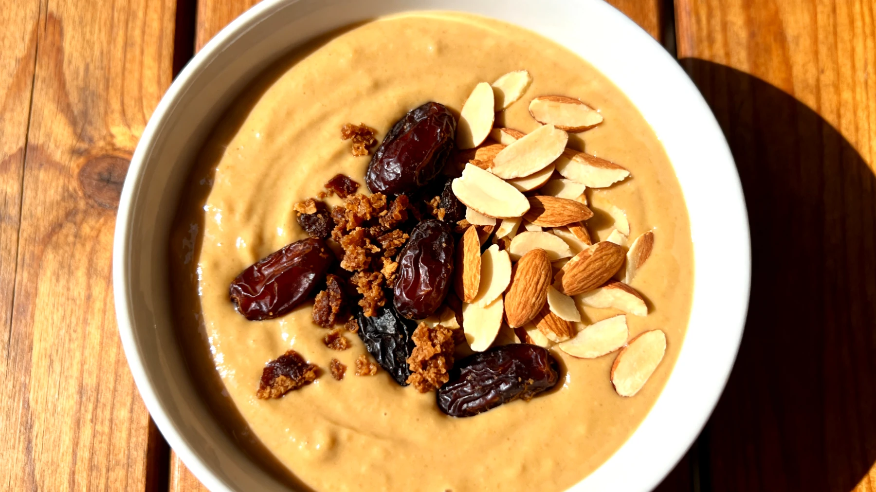 Tahini (crema di semi di sesamo) con datteri e mandorle"