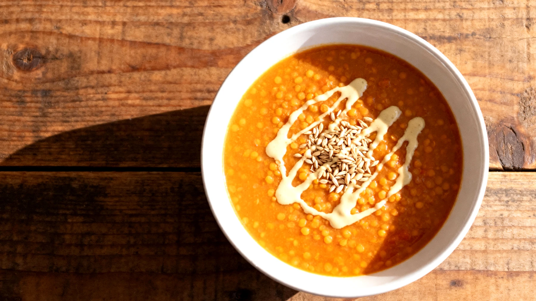 Zuppa di lenticchie rosse con tahin e germe di grano"