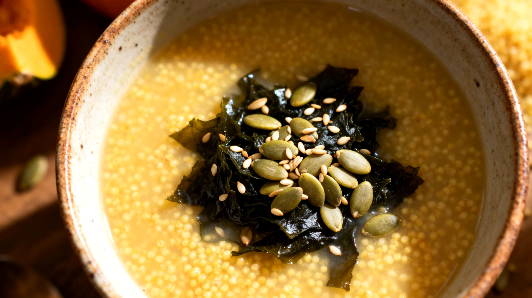 Zuppa di miglio con alghe wakame e semi di zucca"