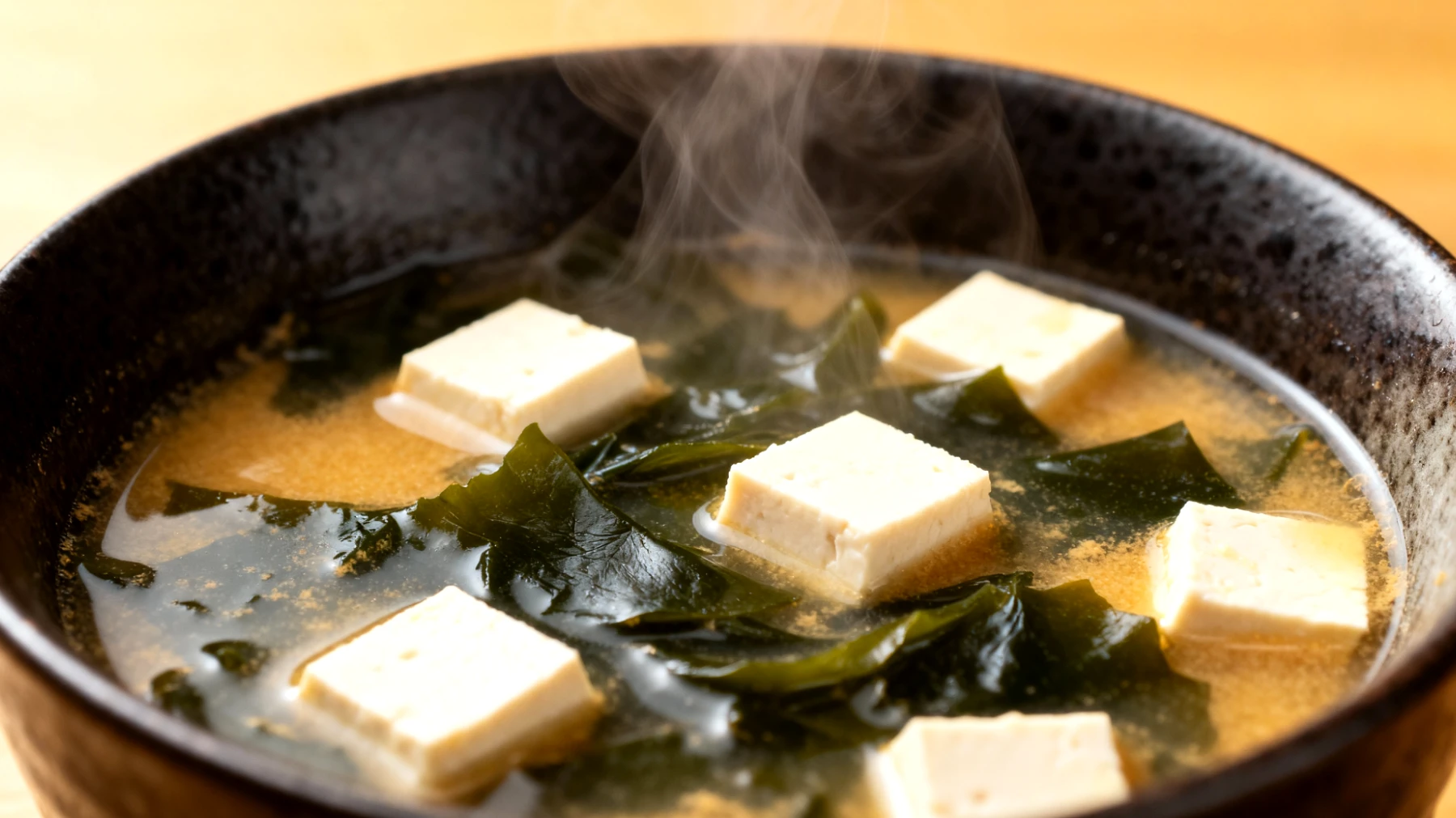 Zuppa di miso con alghe wakame e tofu"