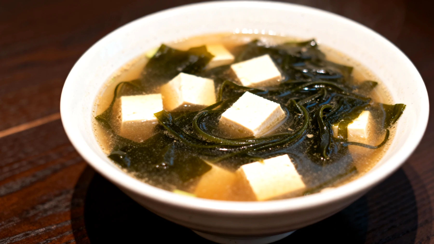 Zuppa di miso con alghe wakame e tofu"