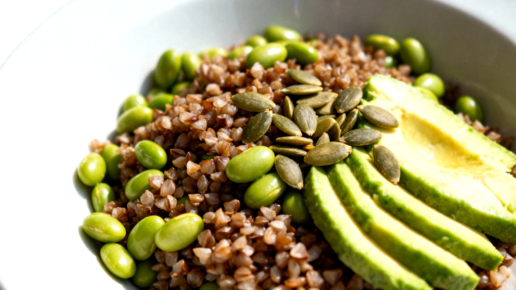Insalata di grano saraceno con edamame, avocado e semi di zucca"