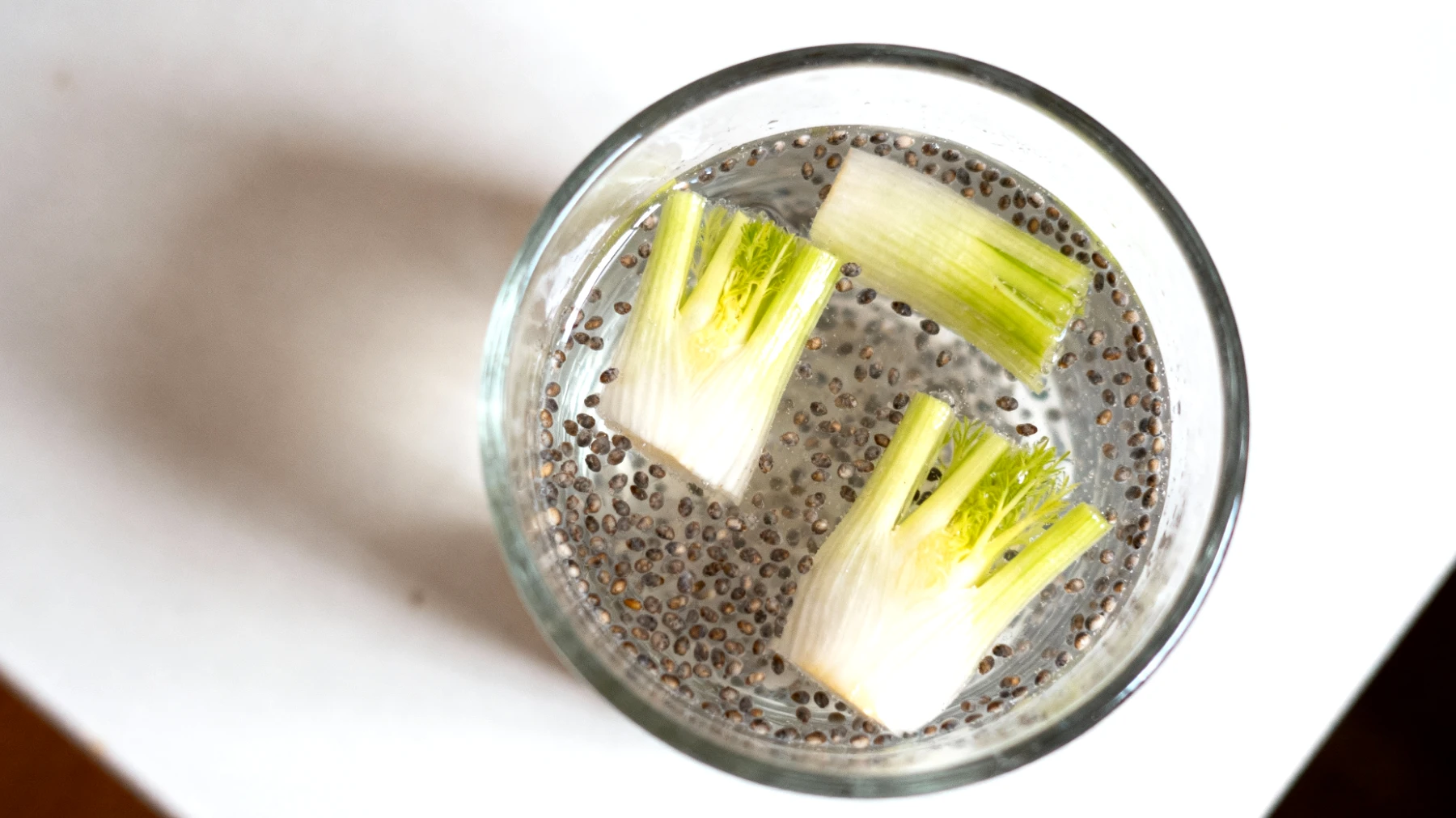 Kefir d'acqua con semi di chia e finocchio"