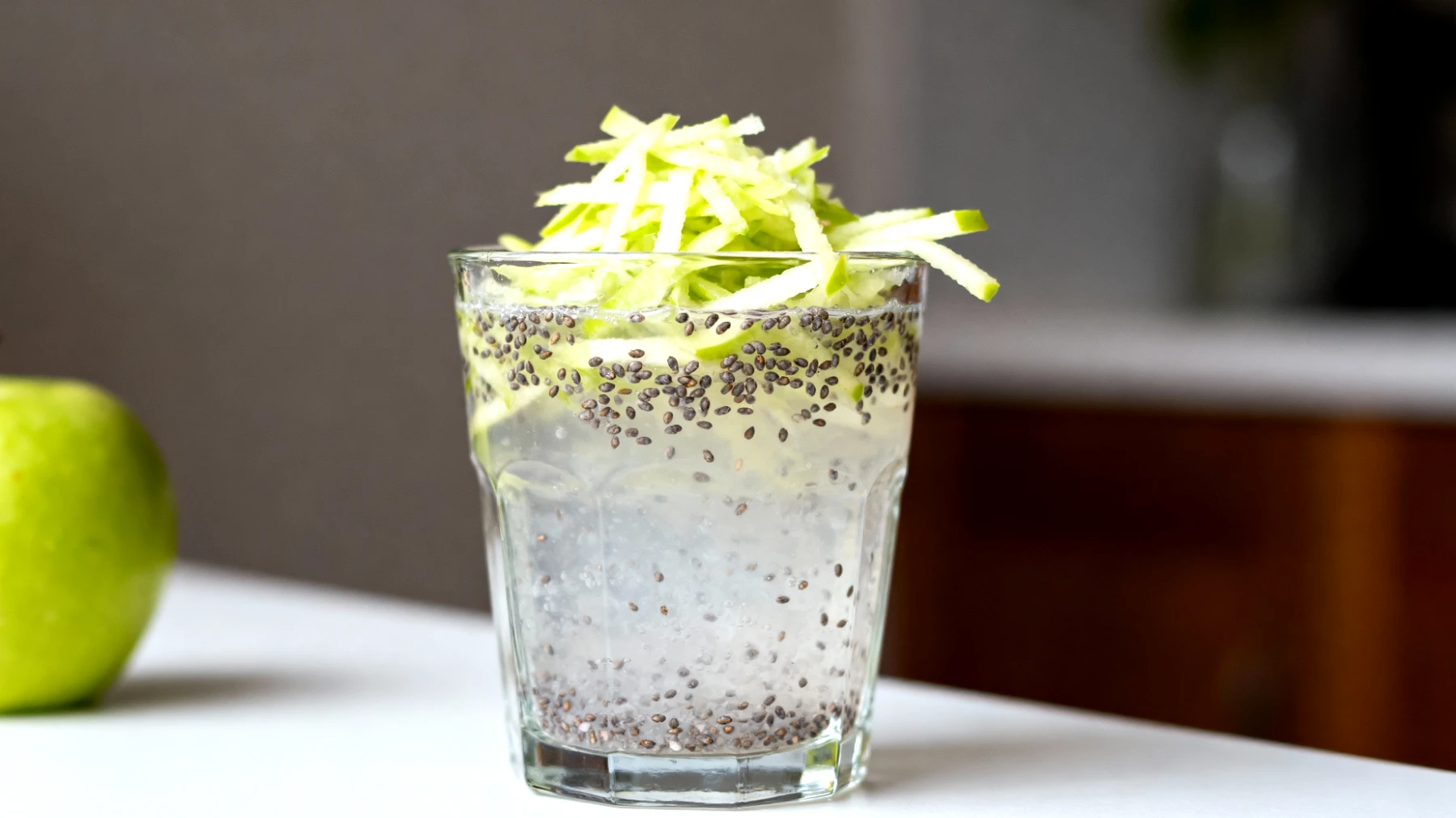 Kefir d'acqua con semi di chia e mela verde grattugiata"