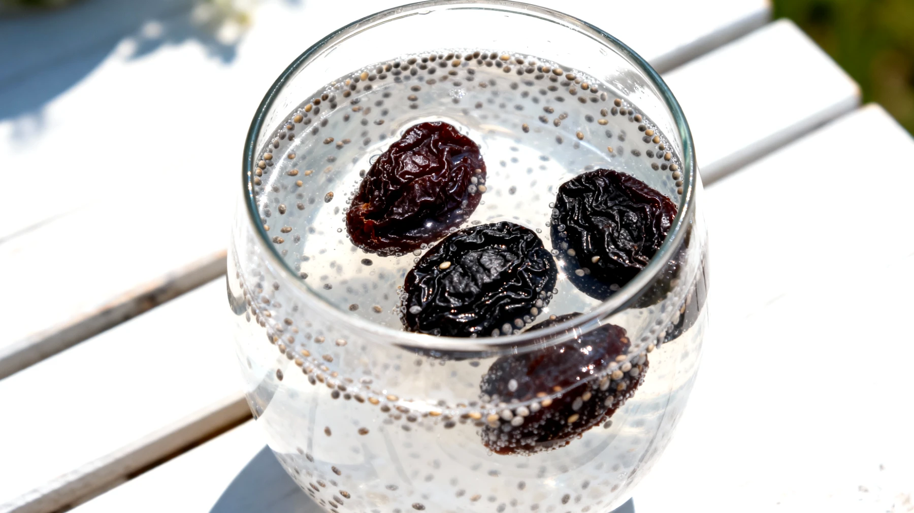 Kefir d'acqua con semi di chia e prugne secche"