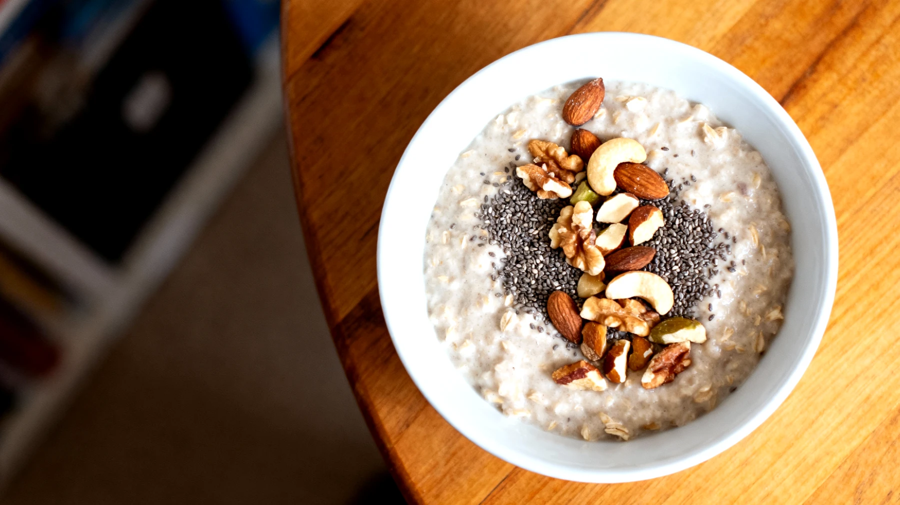 Porridge di avena con semi di chia e frutta secca"