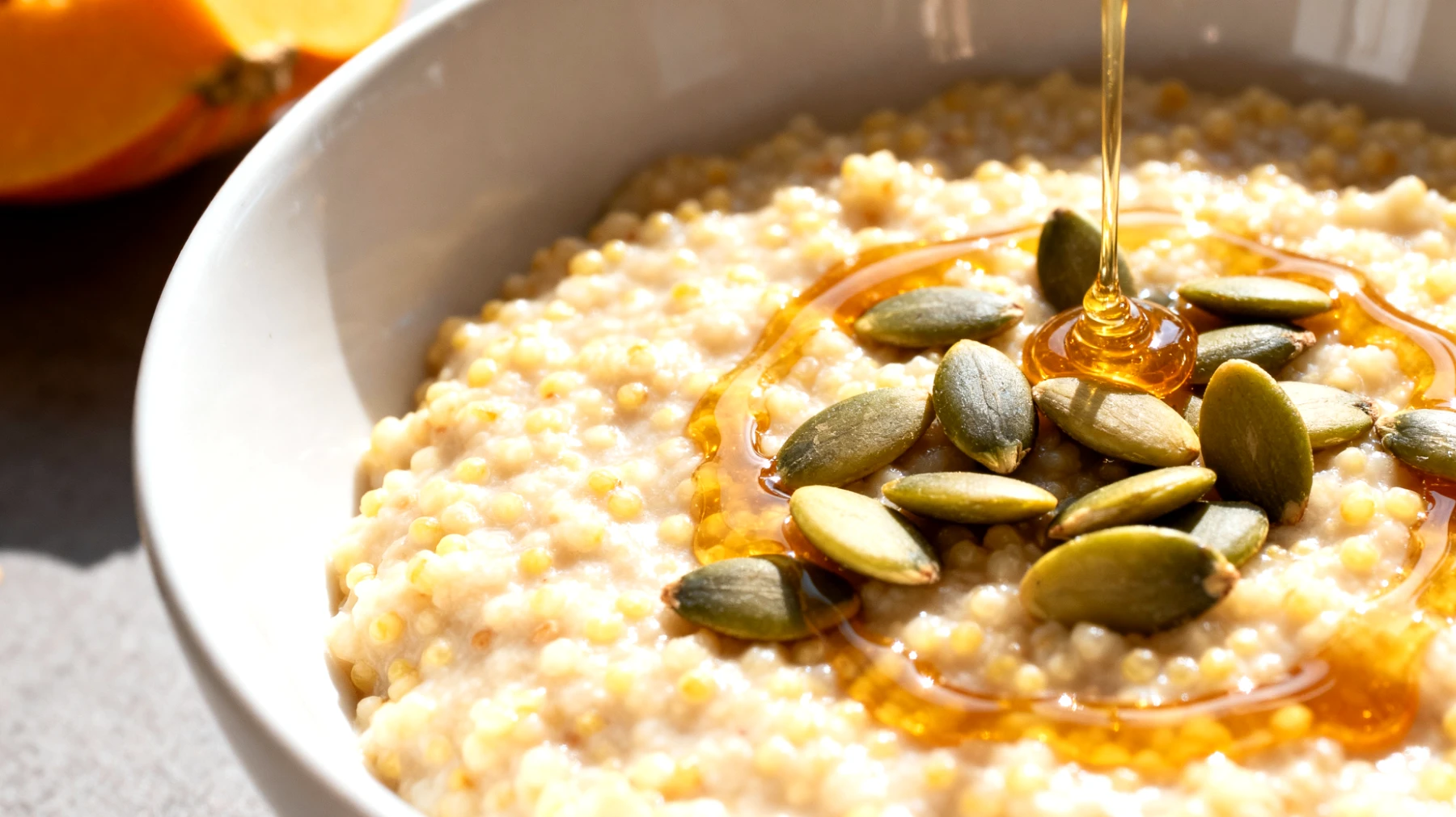 Porridge di miglio con semi di zucca e miele di tiglio"