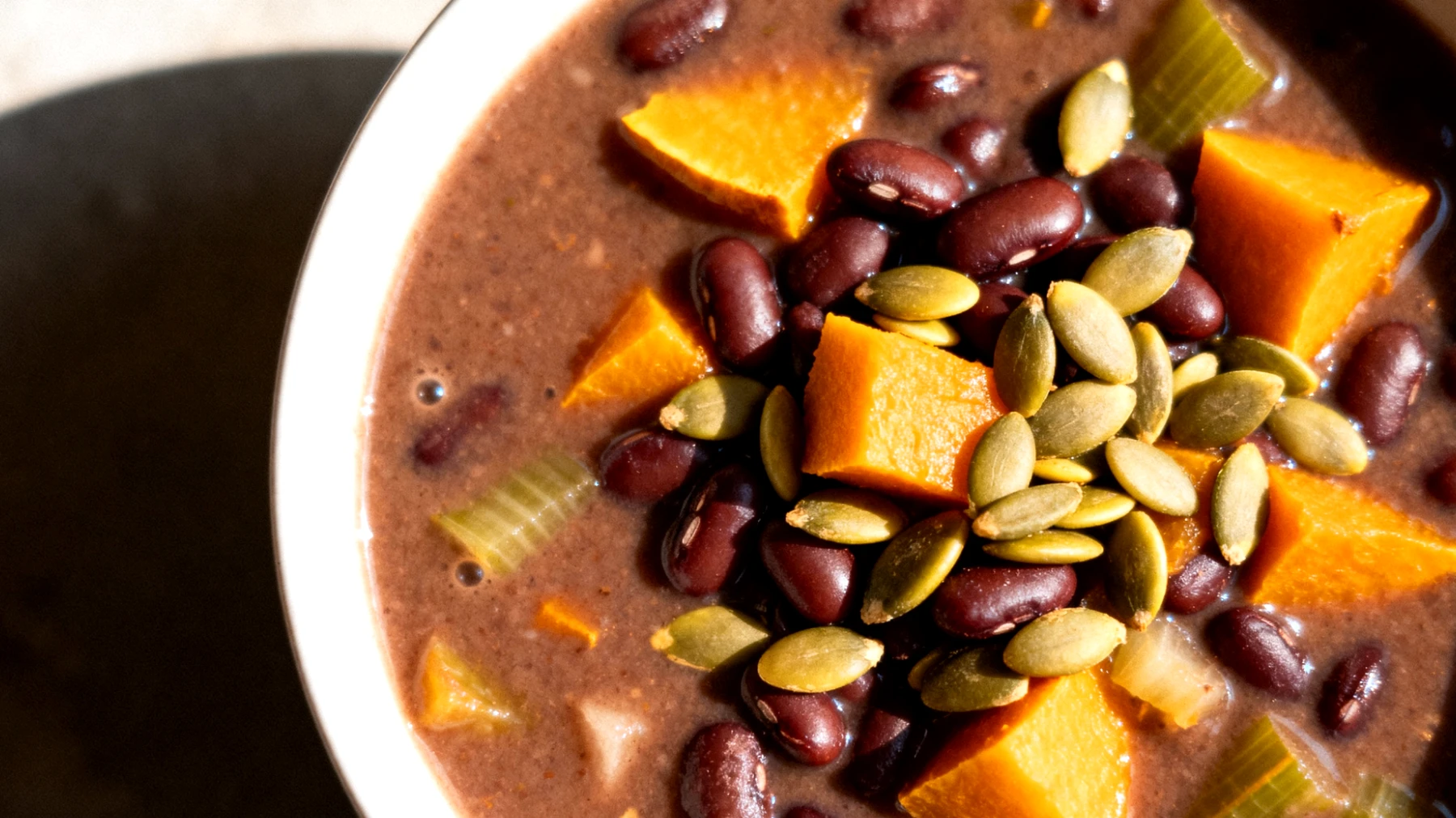 Zuppa di fagioli azuki con verdure e semi di zucca"