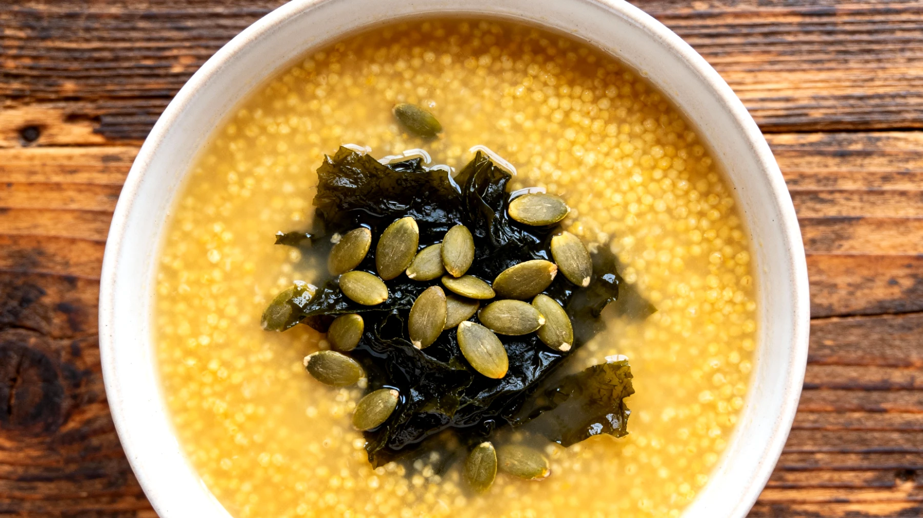 Zuppa di miglio con alghe wakame e semi di zucca"