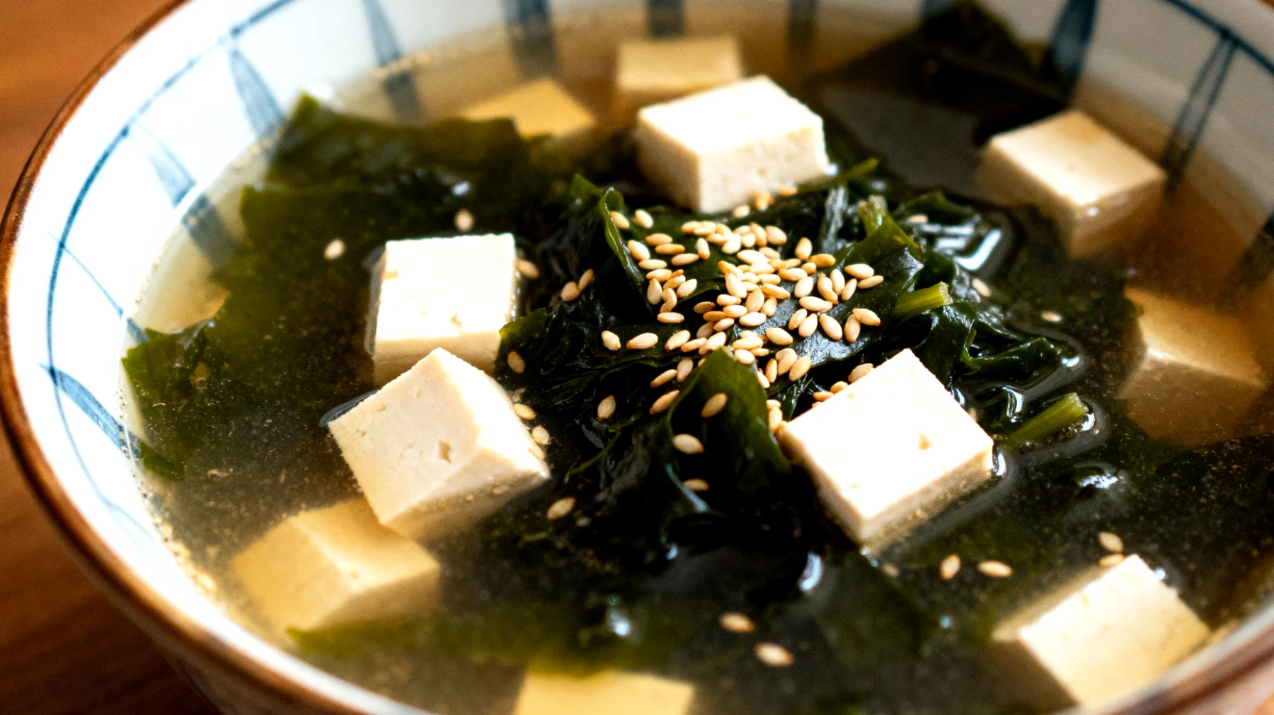 Zuppa di miso con alga wakame, tofu e semi di sesamo"